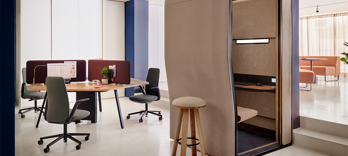 Der flexible Arbeitsbereich im Showroom wurde speziell für agile Mitarbeiter konzipiert und ermöglicht es Mitarbeitern und Besuchern, sich ganz einfach mit verschiedenen Technologien zu verbinden und sofort mit der Arbeit zu beginnen, ohne Zeit für individuelle Einstellungen aufwenden zu müssen. Der Raum fördert die individuelle Konzentration und bietet gleichzeitig visuelle und akustische Privatsphäre. Angrenzende Pausenbereiche laden zu einer erfrischenden Auszeit ein.