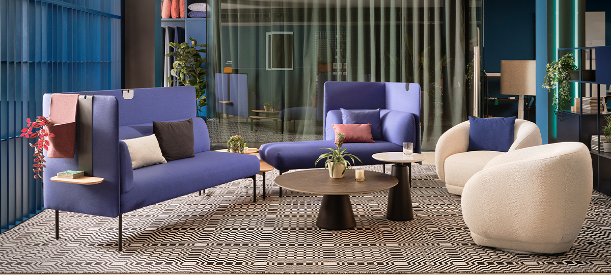 Der zentrale Loungebereich ist mit Cabana Lounge-Sofas von Patricia Urquiola ausgestattet und bildet einen gemütlichen und funktionalen Warte- und Entspannungsraum, der die Produkte nahtlos integriert und eine warme, wohnliche Atmosphäre in einer Arbeitsumgebung schafft. Die Sofas mit hoher Rückenlehne vermitteln ein Gefühl von Ruhe und Privatsphäre in einem exklusiven Raum, der sowohl für die Arbeit als auch für die Entspannung konzipiert ist und Wärme und Energie ausstrahlt. Er vereint Komfort, Stil und Funktionalität und eignet sich ideal für Gespräche, Wartezeiten oder kurze Besprechungen.