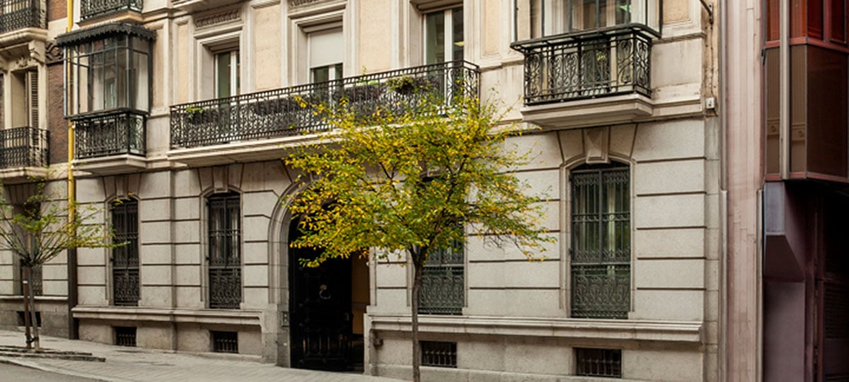 The Madrid showroom sits in the center of the town, close to the Golden Triangle of Art. It was designed in collaboration with Studio Urquiola, showing Haworth's latest workplace solutions next to pieces from the iconic Cappellini brand.