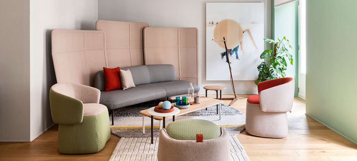 接待区布置了引人注目的Openest系列——Plume屏风、Feather沙发、Chick pouf和Sprig边桌，以及GAN地毯。