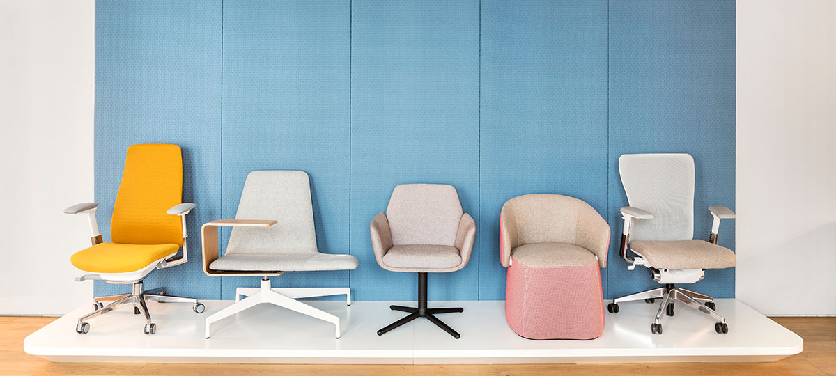 Die Stuhlausstellung zeigt neue Farben und Oberflächen für einige der vielen Haworth-Lösungen für zeitgemäßes Sitzen wie zum Beispiel Fern, Harbor Work Lounge, Poppy, Chick oder Zody.
