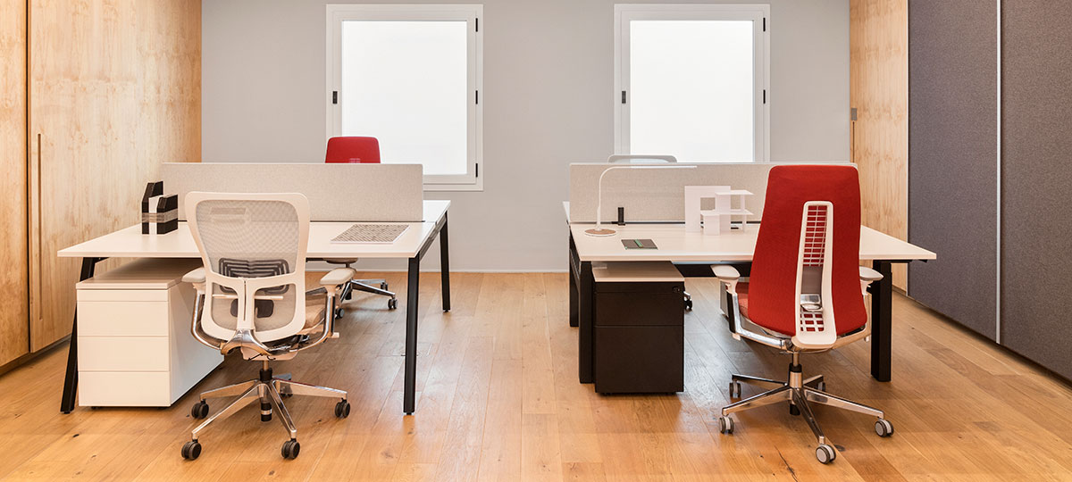 The Madrid showroom also shows workstations. In the image, Intuity and Lyft benches, together with Fern and Zody chairs, LIM lamps and Metal Pedestals. 