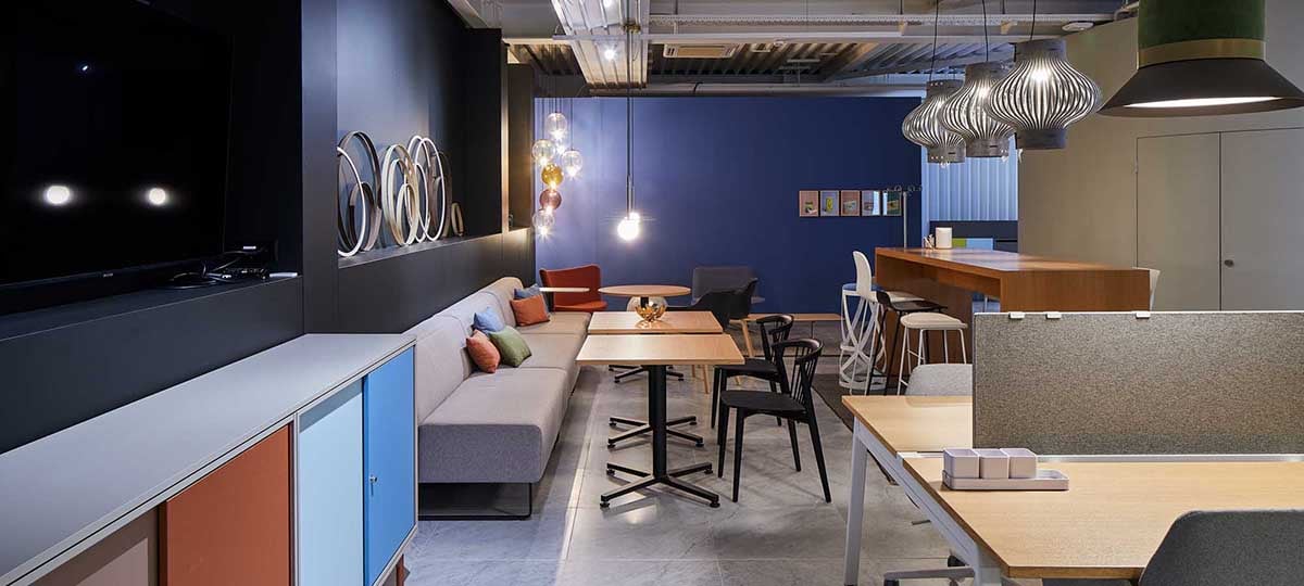 Nous nous réjouissons de vous accueillir dans notre nouvelle salle d'exposition à Menziken. Dans l'espace ouvert, vous trouverez de nombreux postes de travail et des possibilités d'échanges productifs, mais aussi des lieux de retraite pour un travail concentré. Les postes de travail bien équipés, la grande salle de réunion moderne ainsi que notre cafétéria sont disponibles à tout moment pour tous les employés et les visiteurs. Nous nous réjouissons de recevoir votre demande de rendez-vous au 062 765 51 51 ou à Info.Mitte.ch@Haworth.com.