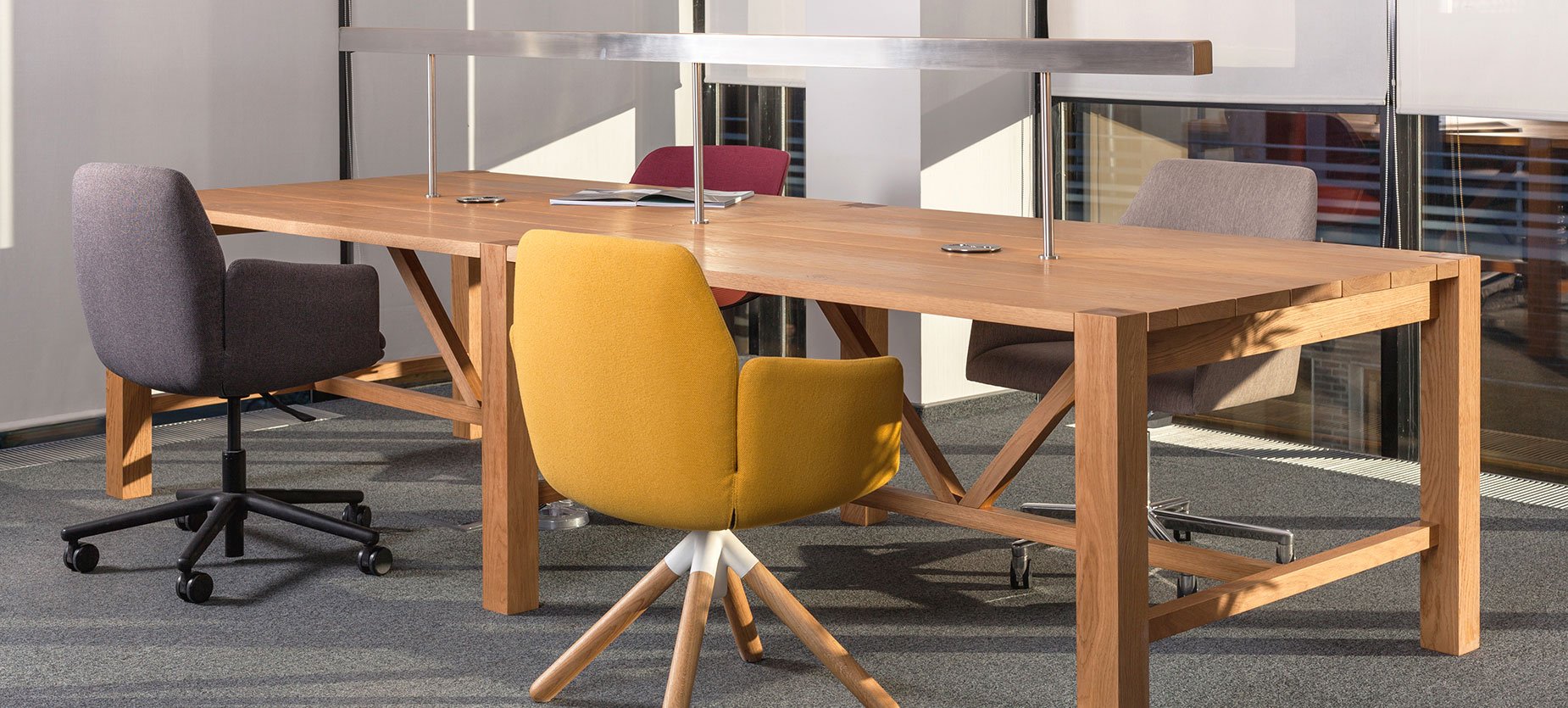 This unassigned workspace meets needs for short-term individual or collaborative tasks. Poppy chairs set the mood here, adding warmth and a residential feel to the space.