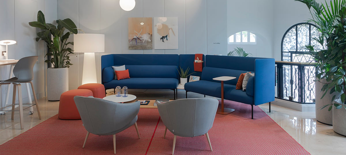 Premier point de contact dans le showroom, cet espace a été conçu pour que nos visiteurs se sentent les bienvenus : mobilier confortable, décoration soignée, et éclairage qui met en valeur le style Art Déco du bâtiment.

Une tablette interactive permet aux visiteurs de s'enregistrer rapidement et un écran dynamique diffuse des informations sur l'entreprise.

Ce n'est pas seulement un lieu d'attente mais aussi un lieu d'échange et de travail. Nos collaborateurs peuvent y discuter, et les visiteurs peuvent y travailler avant ou après leurs réunions - rédaction d'e-mails ou appels téléphoniques.