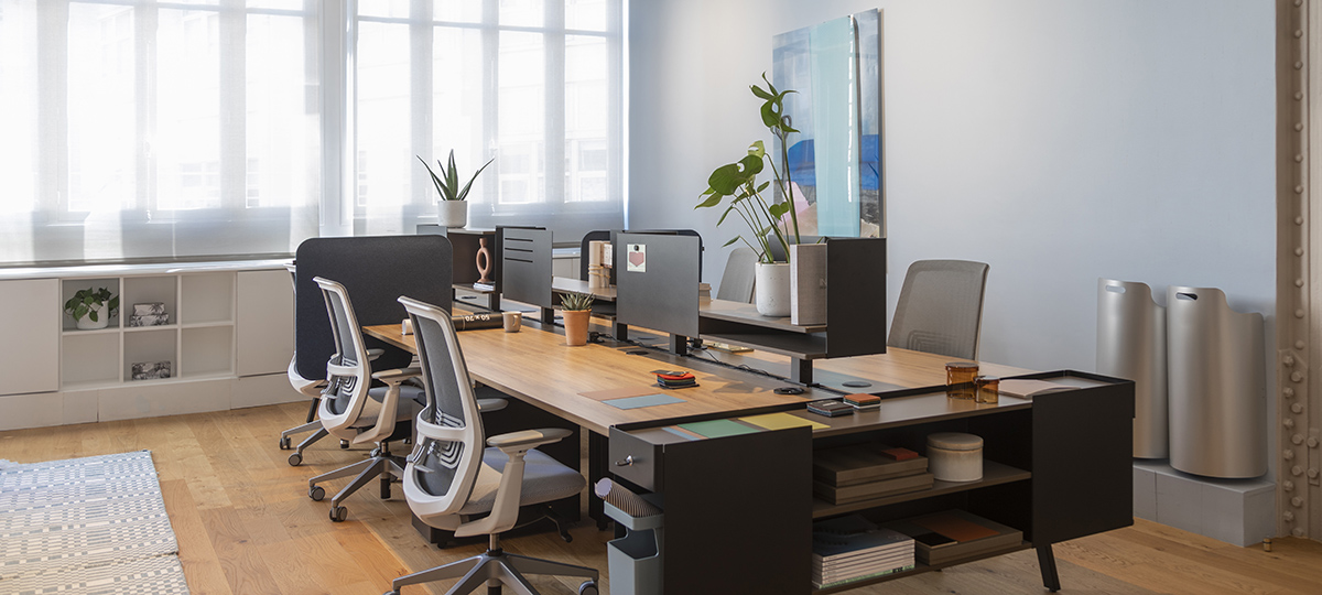 Les postes de travail sont non attribués et en mode Clean Desk afin de pouvoir les partager et adapter leur densité et leur surface à de nouvelles applications.