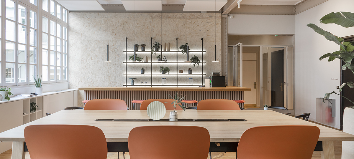 Le Café est un espace hybride où le mobilier répond à différents besoins. Son but premier est l'hospitalité, mais il peut aussi être un espace de réunion avec sa table haute et ses chaises confortables.