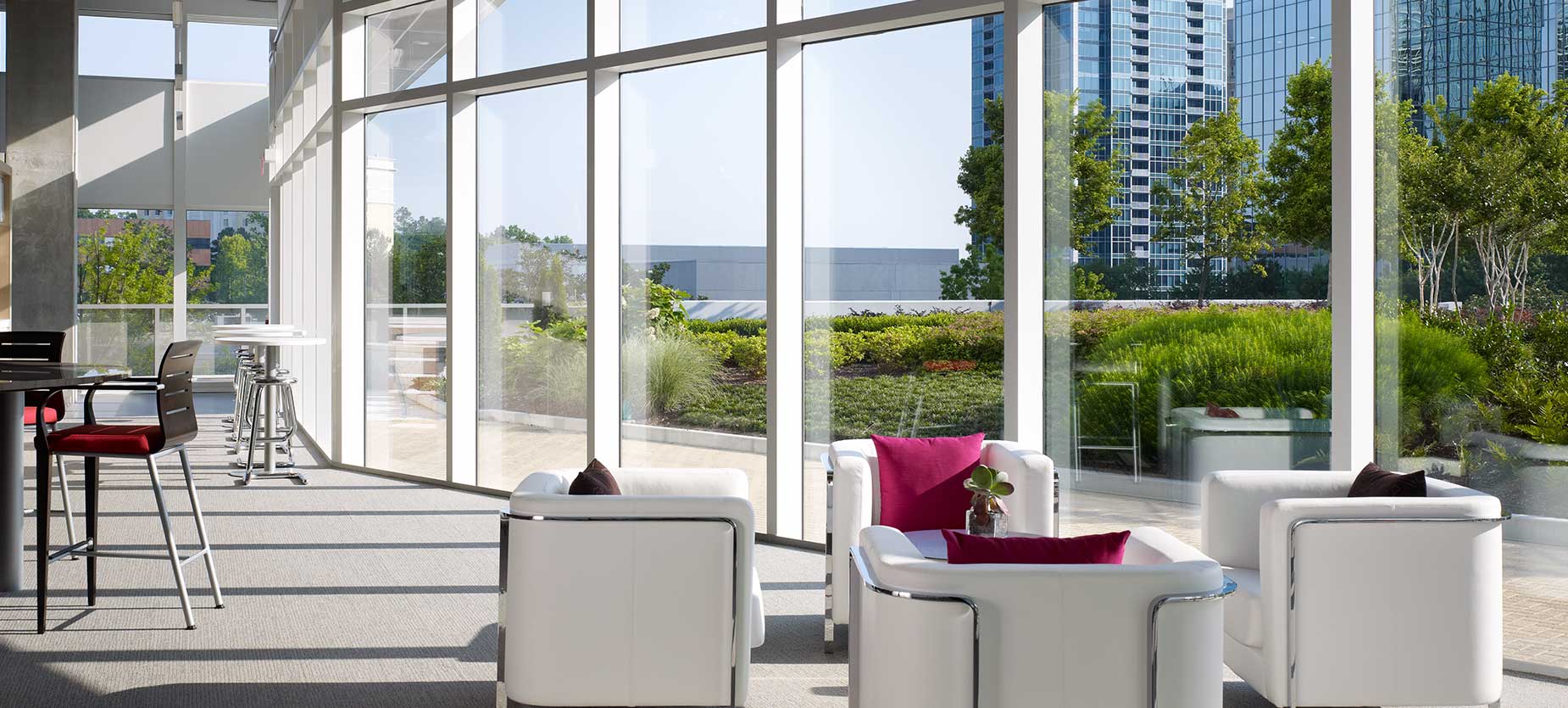 Dieser soziale Bereich verfügt über komfortable Sitzgelegenheiten in unterschiedlichen Anordnungen, die die Interaktion und Kooperation begünstigen. Der Blick auf die Skyline von Atlanta und die umliegenden Gärten unterstreicht das schöne Ambiente.