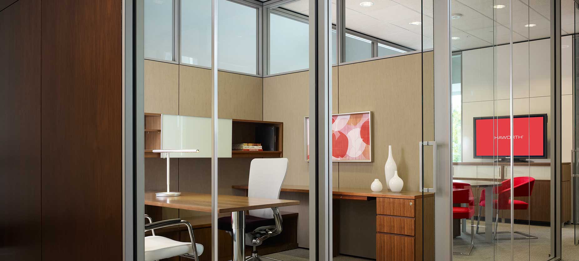 这个传统风格的独立办公室既支持专注的伏案工作，也支持与客人的交际互动。而且，它还提供了开放和封闭的储物空间，以及可钉表面，而且还可以用配件对这间高管办公室进行个性化装饰。