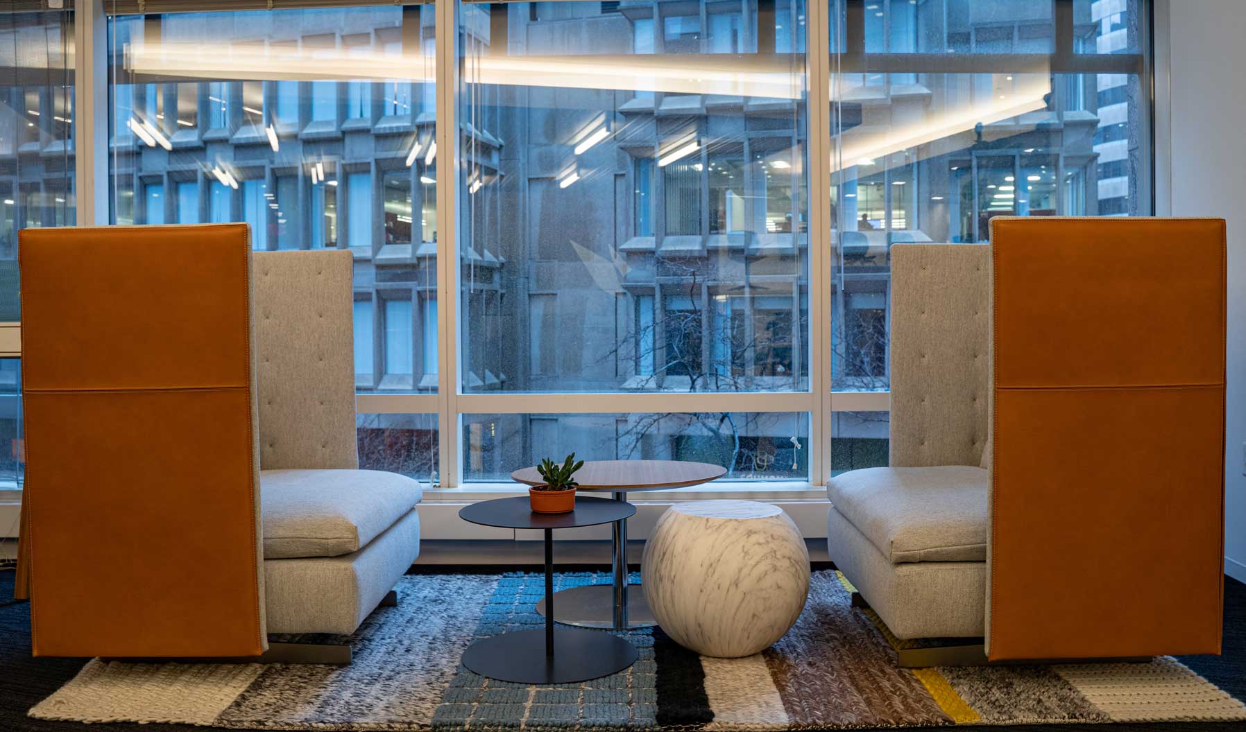 A quiet haven that rejuvenation accommodates 2-4 people to collaborate or chat together in an alternative setting. Built -in privacy with the high sides of the Gran Torino and views of Boston’s financial district enable tranquility and rejuvenation.