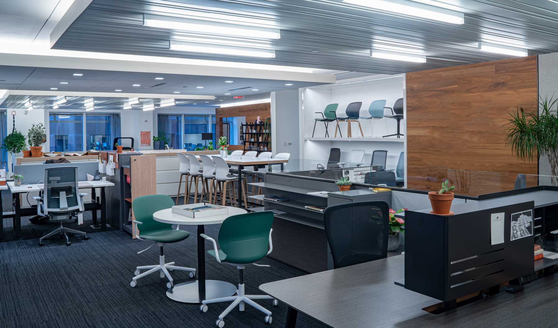 A small collaborative space embedded in a work zone supports the flow from individual work to informal collaboration without workers needed to book a space or shift from their primary work zone.