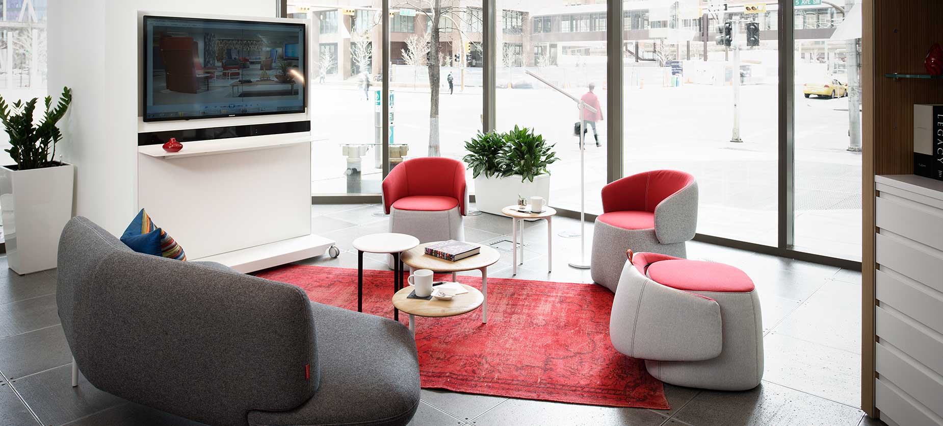 Informal meeting spaces in an open office environment are a great way to activate a workplace or kick off a meeting. Lighter scaled furniture and adjacent open space, centered on technology, provide flexibility to grow or contract seating as needed to accommodate various meeting sizes and postures.