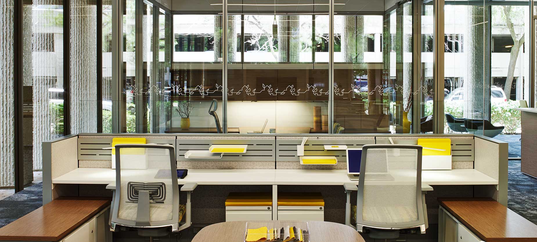 These workstation applications demonstrate how a traditional workspace can be designed to leverage views and collaboration. Low storage and panel heights allow connectivity to the greater office and views outside, while the orientation helps provide opportunities for collaboration in an application positioned for a team focused on complimentary tasks.