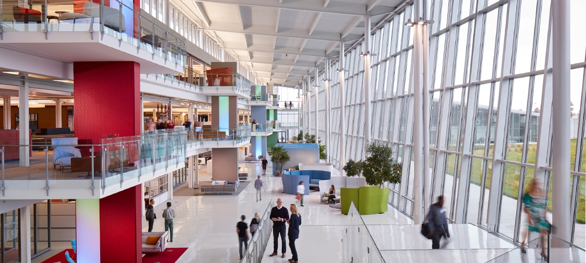 Das Atrium im One Haworth Center ist einer der Hauptdurchgänge des Gebäudes sowie ein Bereich der aktiven Zusammenarbeit. Die vertikalen Säulen an den Balkonen dienen als Orientierungshilfe für unterschiedliche Bürobereiche und sind ein tolles Designelement, das die bemerkenswerte Architektur des Gebäudes unterstreicht.