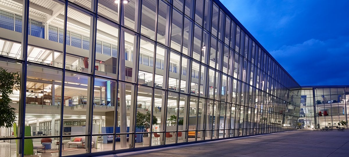 One Haworth Center外墙立面展示了如何运用玻璃为室内的大多数办公室提供日光和景观。