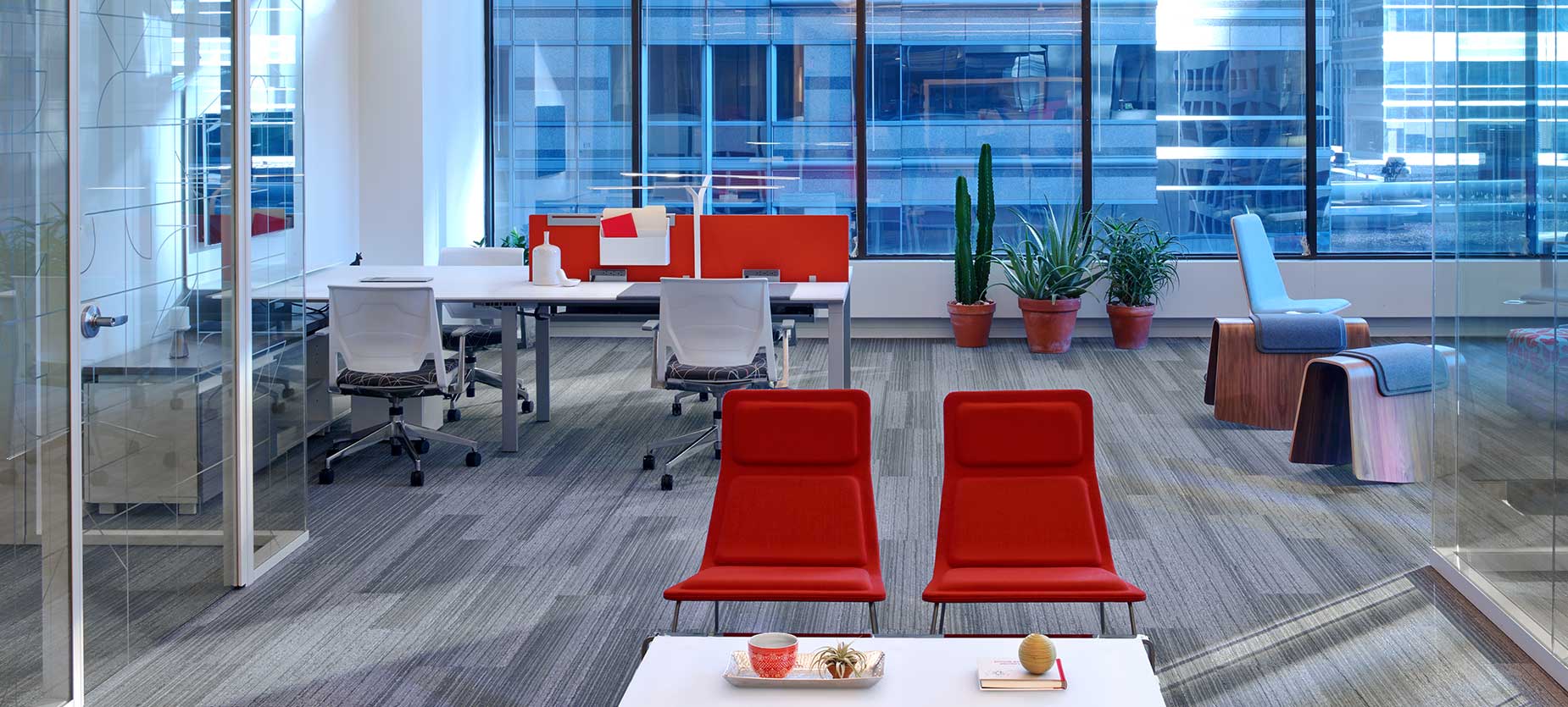 海沃氏精奢系列的Low Pad休闲椅可以作为休闲座椅，展厅空间的最后布置了Reside独立办公桌、办公用具和Very会议椅。