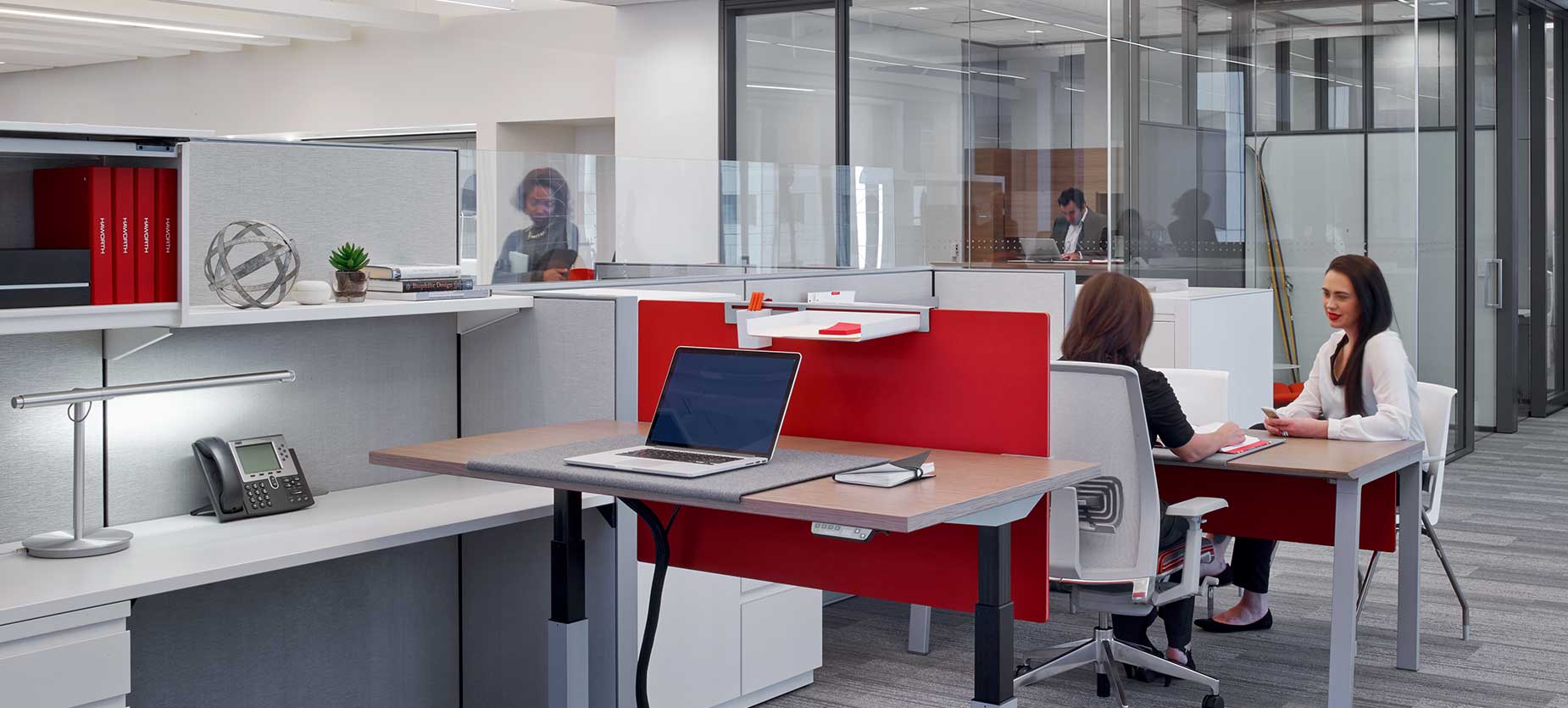 Équipée de tables réglables en hauteur, ce showroom met en évidence l’importance du mouvement et de la flexibilité dans les espaces de travail.