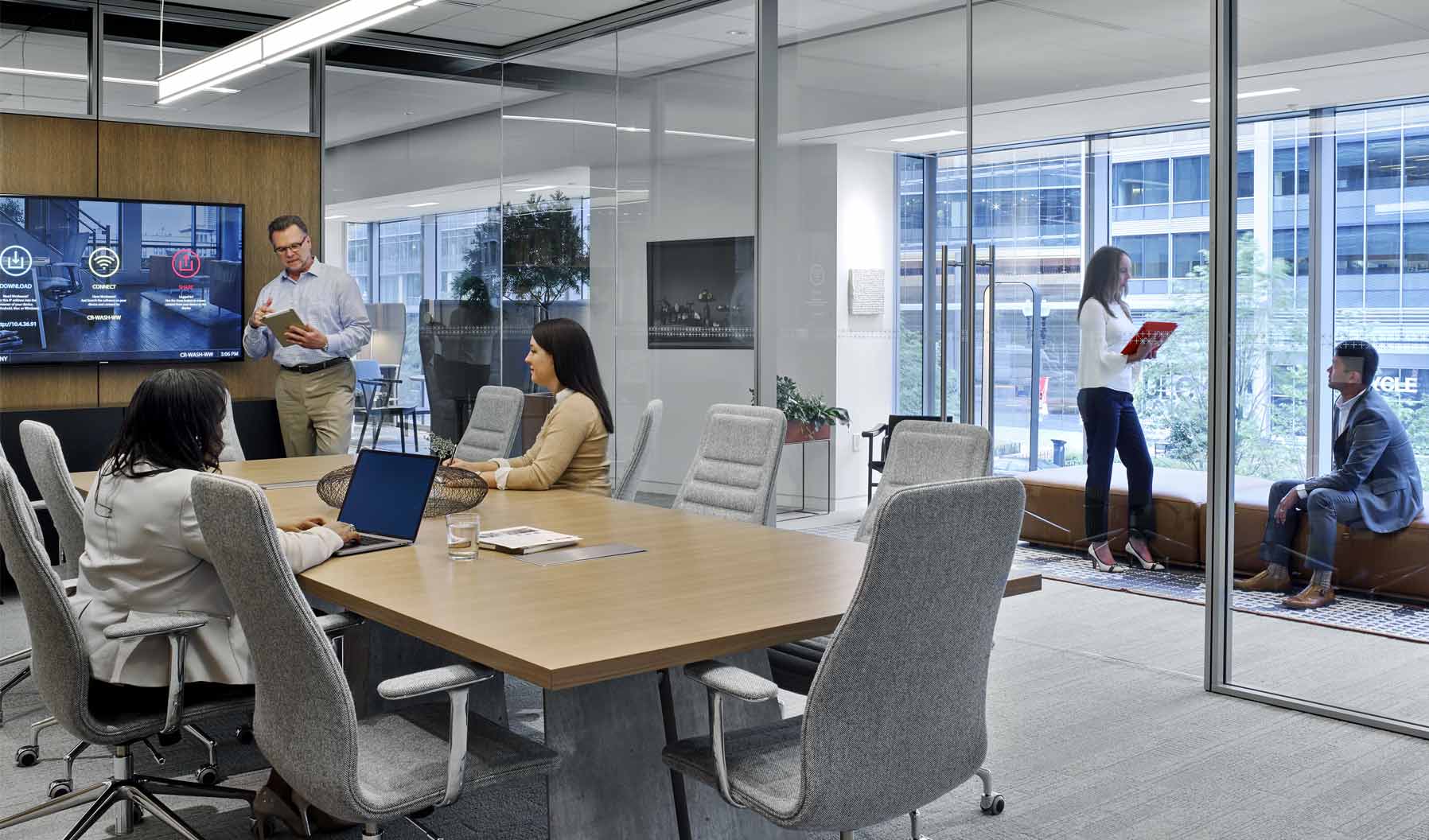 このミーティングスペースは、オフィス内のコラボレーションはもちろん温かみのある心地よい文化をサポートします。木製のアクセントウォール、シェルフ、隣接するラウンジ席エリアが、このスペースにあふれる自然光を背景にさらなるレイヤーを生み出しています。
