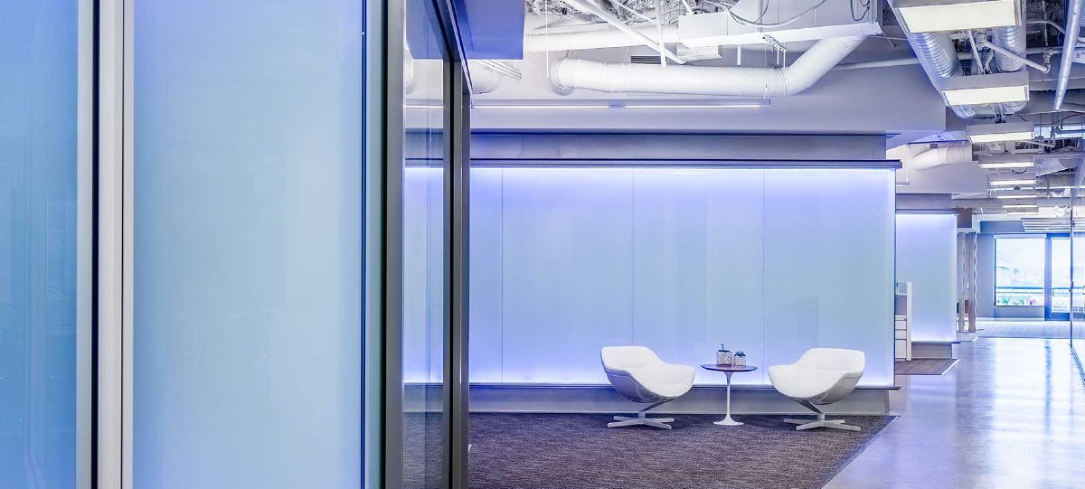 Areas like this quick huddle spot allow for impromptu collaboration sessions to happen throughout the day, or for conversations sparked in the conference room to continue after the meeting.