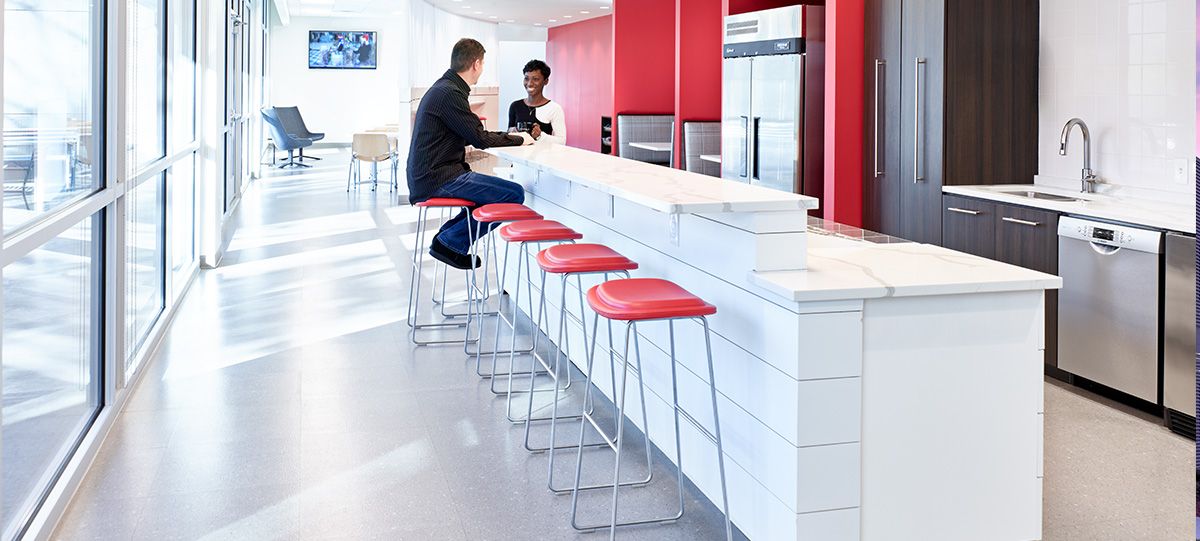 Les visiteurs et employés pourront s’installer confortablement sur les tabourets Hi Pad de l’espace cafétéria pour manger un morceau ou échanger de façon informelle. À l’intérieur, les banquettes et tables invitent à la collaboration. Les sièges extérieurs permettent aux employés ou visiteurs de prendre l’air tout en travaillant.