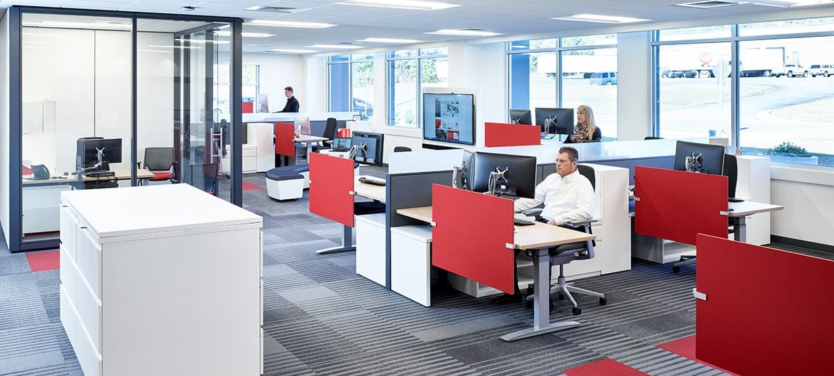 Die Fläche ist modern gestaltet und umfasst sowohl individuelle, höhenverstellbare Workstations der Planes Serie als auch Privatbüros für konzentriertes Arbeiten und offene Nebenräume für Teamwork-Aktivitäten.