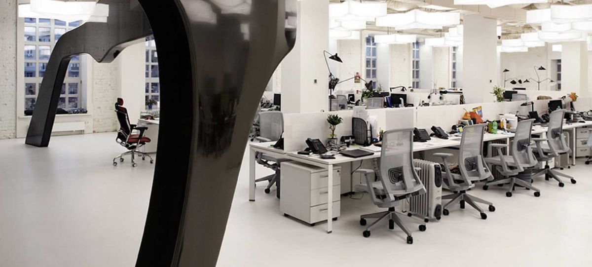 Very Arbeitstühle ergänzen das Tibas Tischsystem von Haworth im gesamten offenen Bürobereich und in den Besprechungsräumen und sorgen für ein einheitliches funktionales Erscheinungsbild.