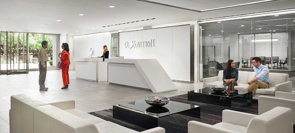 La entrada reformada sigue las líneas de la marca Marriott: un espacio dinámico que refleja la filosofía de Marriott, basada en poner en primer lugar a las personas y en la atención por los detalles.