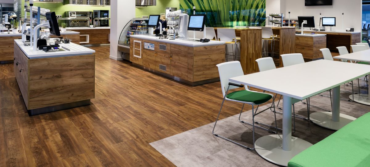 En la cafetería, los tonos verdes naturales y los acabados de madera evocan un diseño cercano a las personas y apuestan por técnicas de construcción sostenibles.