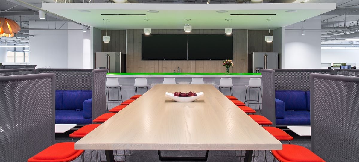 Überzeugt von diesen Konzepten, machte sich SpinSys daran, in seinem Hauptsitz eine offene Bürofläche zu schaffen, die die Unternehmenskultur, die Werte und die verschiedenen Arbeitsformen widerspiegelt.
