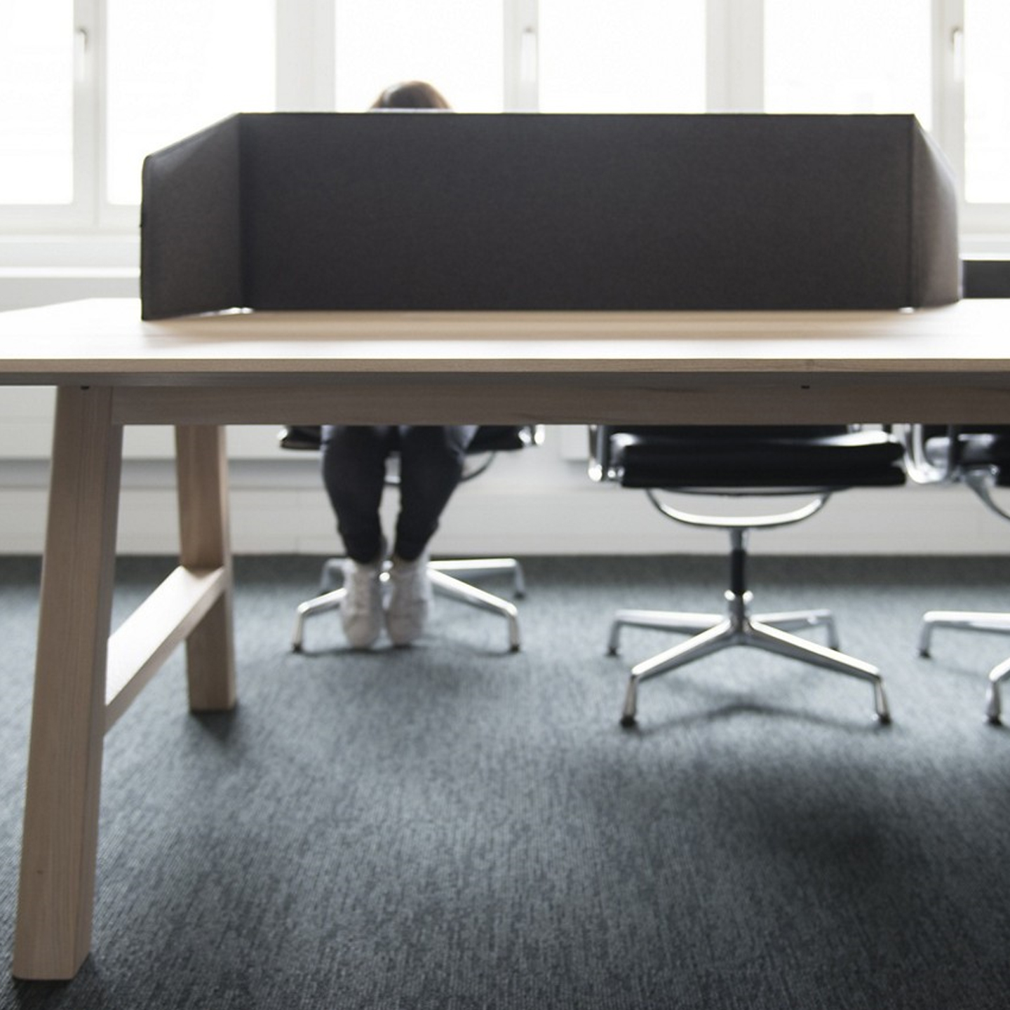 Haworth Buzzidesk flipflop in grey color on office desk with employee working at it