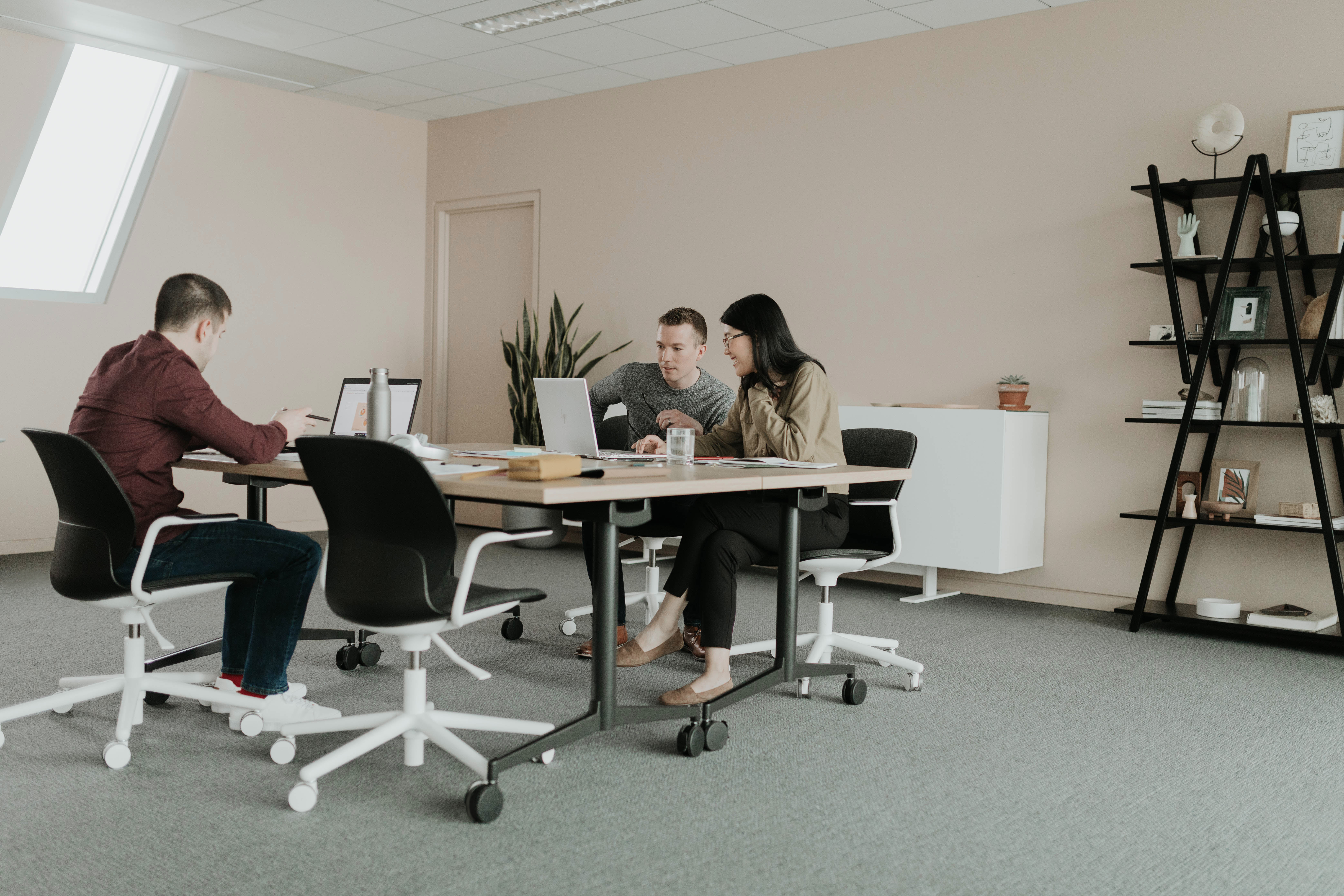 Haworth Jive Table in an office closed collaboration room 