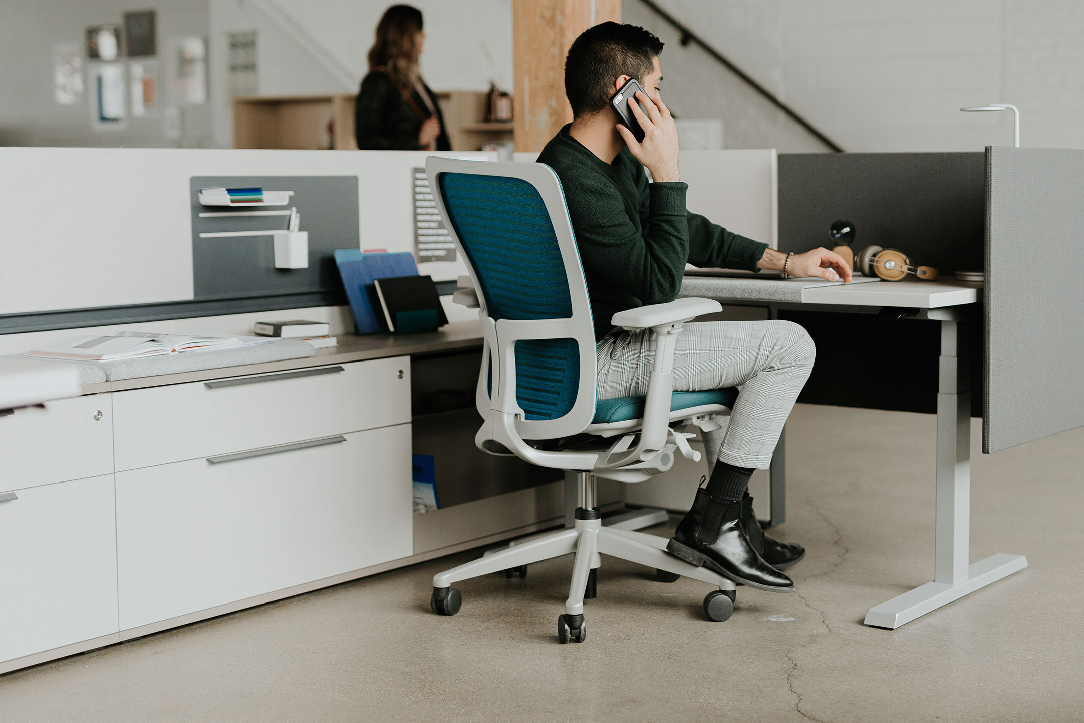 Be_Hold storage unit with file drawers at individual workspace with Zody chair. 