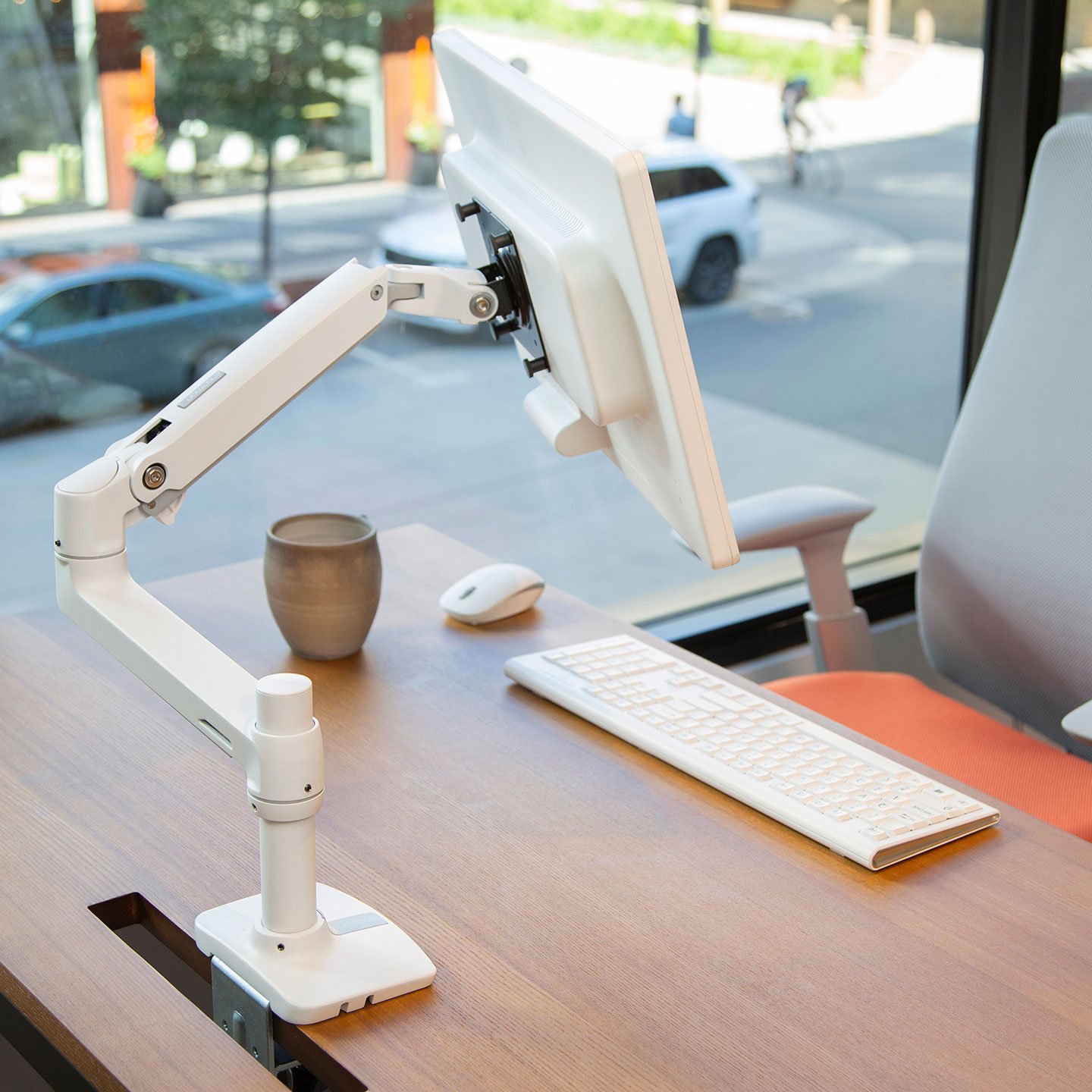 Ergotron 45-475-216 HX Desk Mount Single Monitor Arm (white)