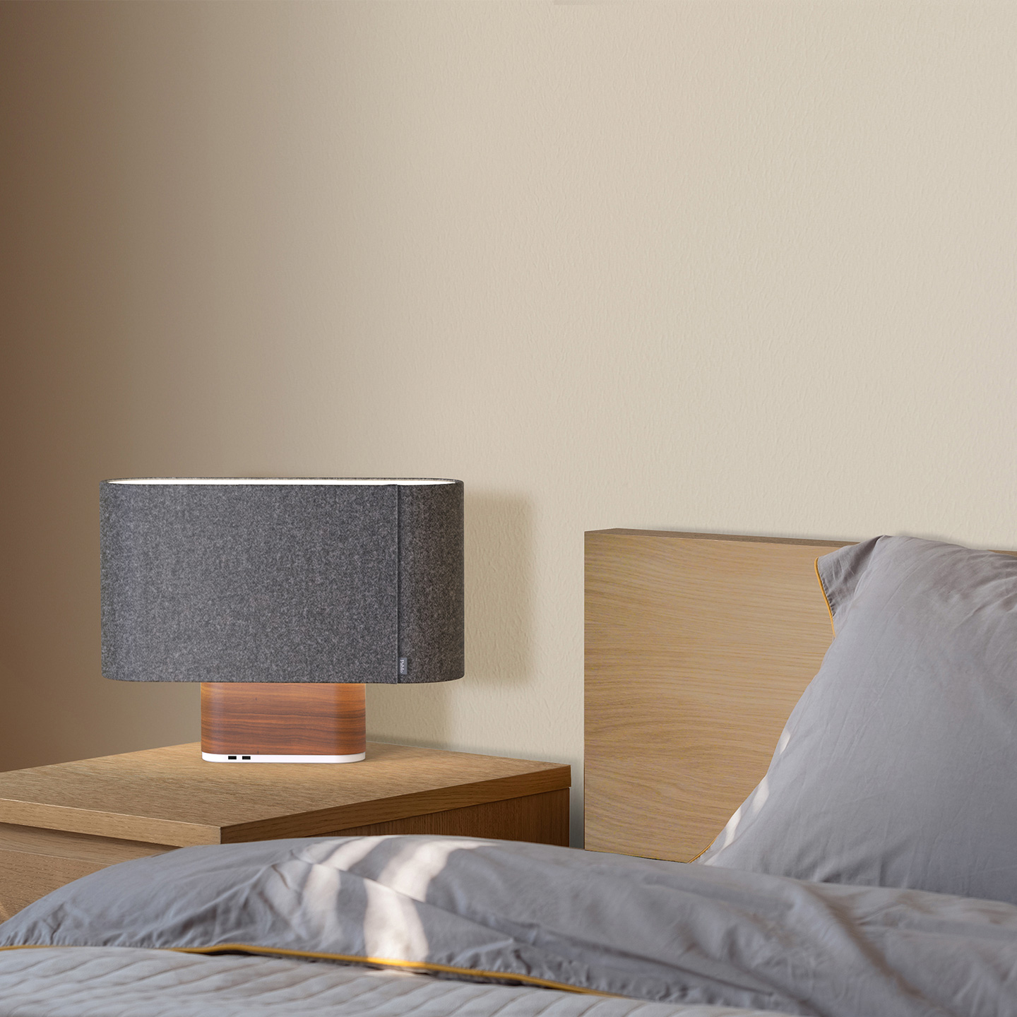 Belmont est une lampe à LED qui diffuse une lumière à la fois directe et indirecte pour apporter une chaleur confortable et une sophistication à tout cadre social.	