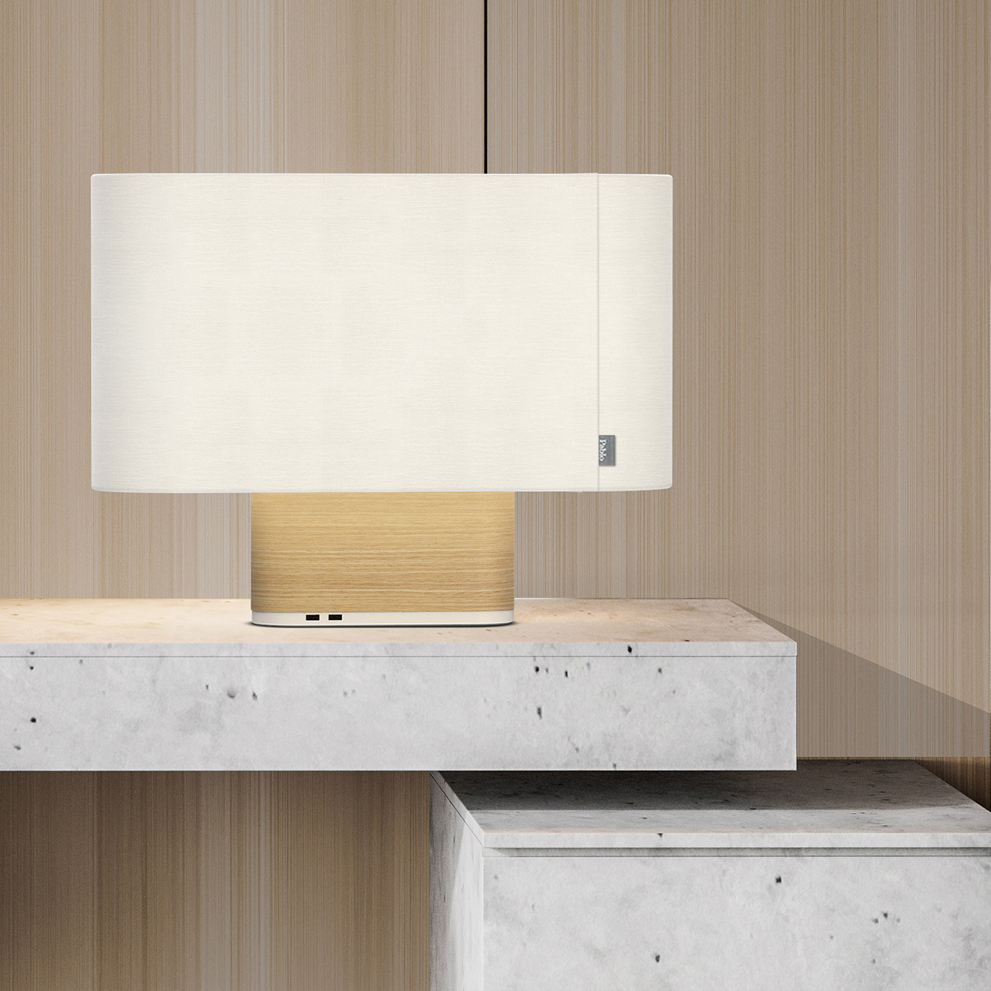 Belmont est une lampe à LED qui diffuse une lumière à la fois directe et indirecte pour apporter une chaleur confortable et une sophistication à tout cadre social.	