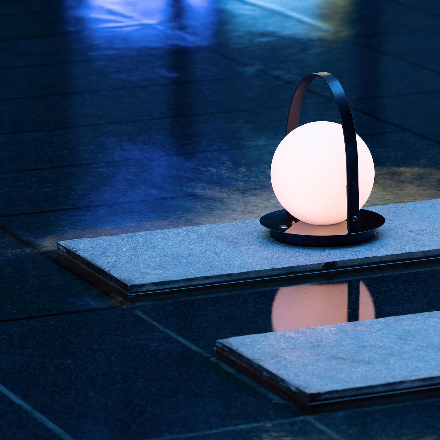 El elegante tamaño de la lámpara Bola Lantern, con una amplia diversidad de combinaciones de acabados, hace que sea perfecta como elemento central en torno al que reunirse. 
