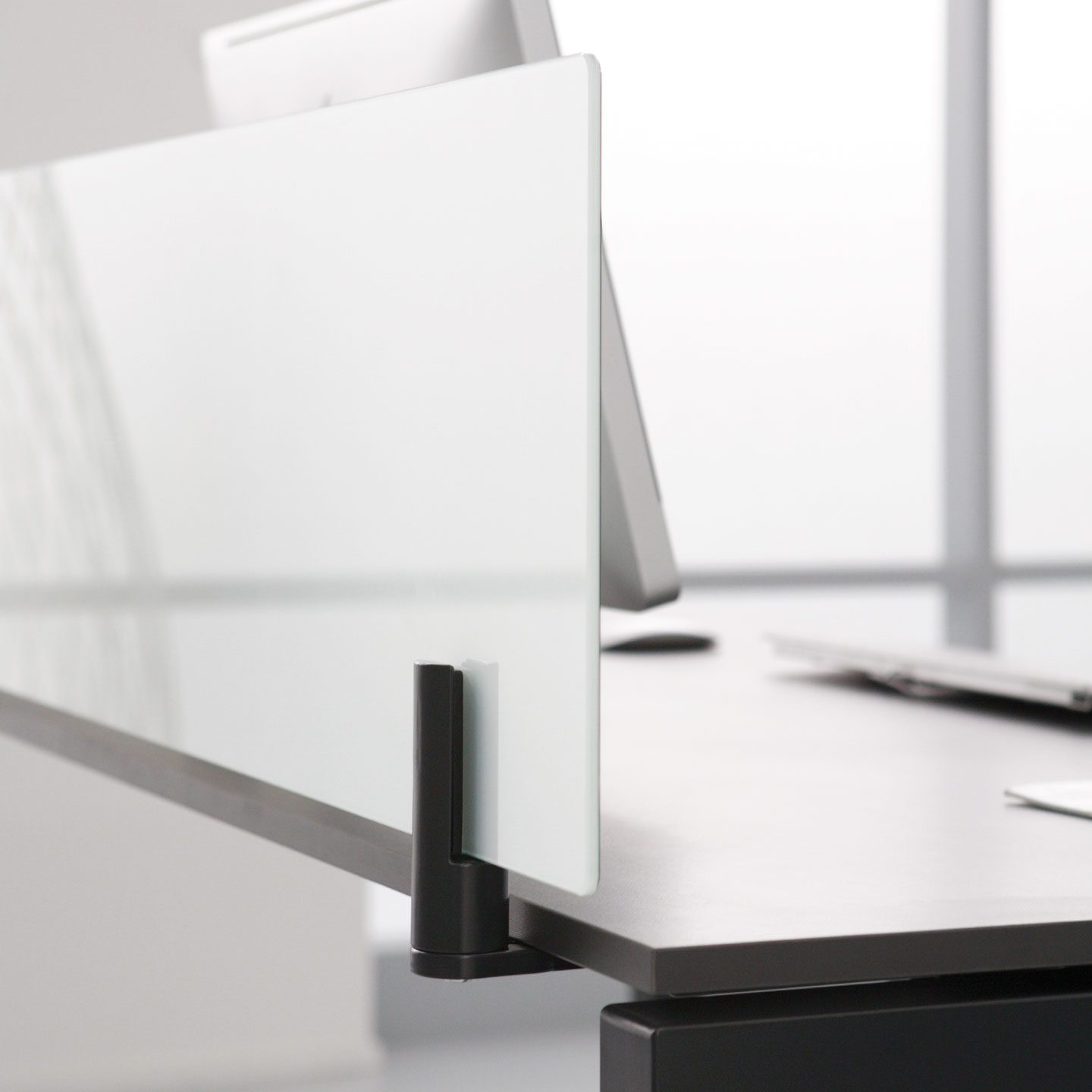 Universal Screens | Desk divider | Haworth Europe