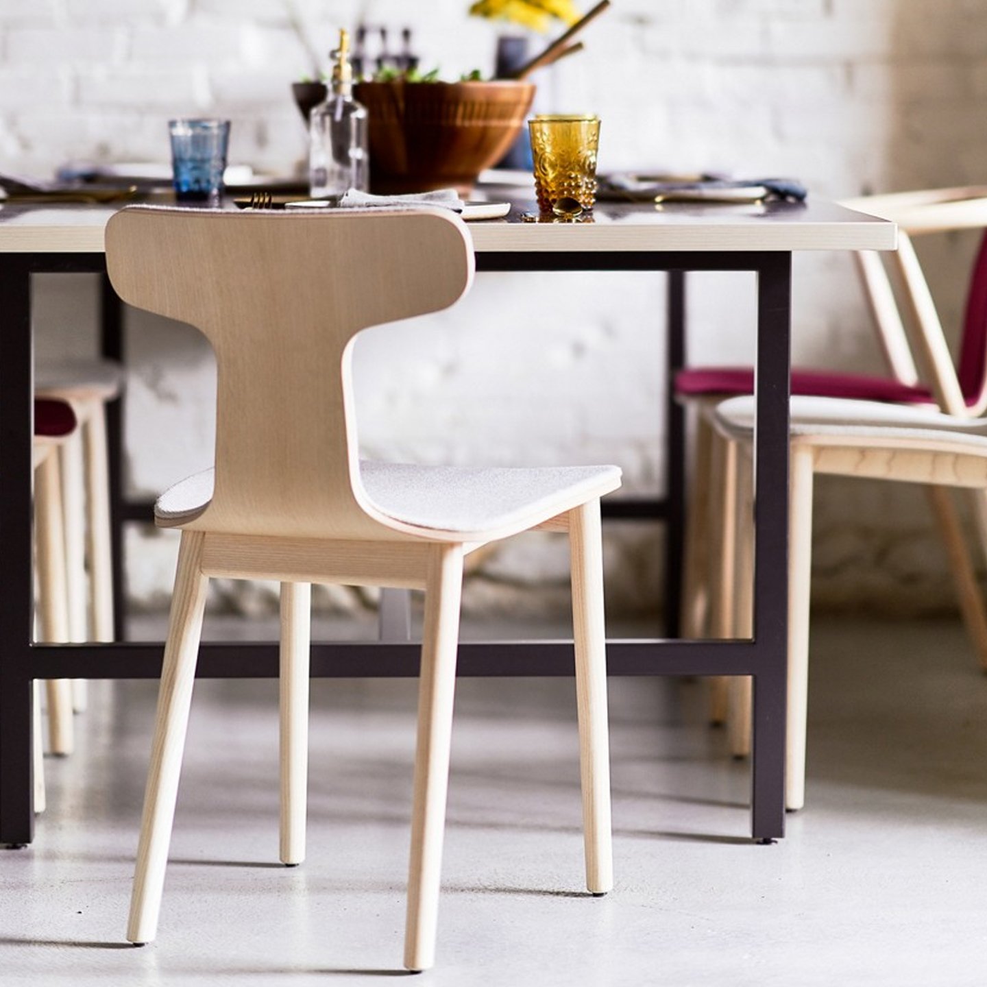 Haworth Bac One chair in light brown at a table