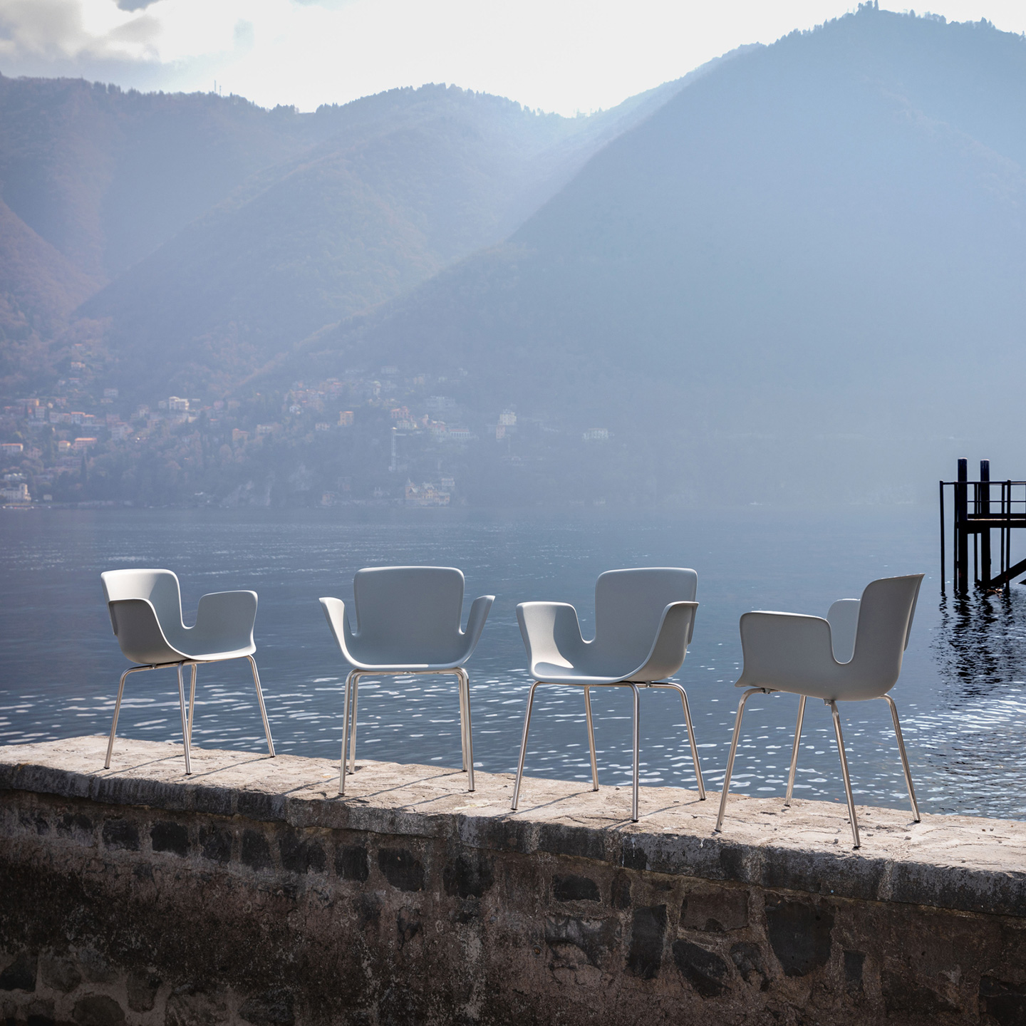 Juli Re-Plastic ist ein vierbeiniger Outdoor-Stuhl aus Edelstahl, dessen Schale aus recyceltem und wiederverwertbarem, glasfaserverstärktem Polypropylen besteht.