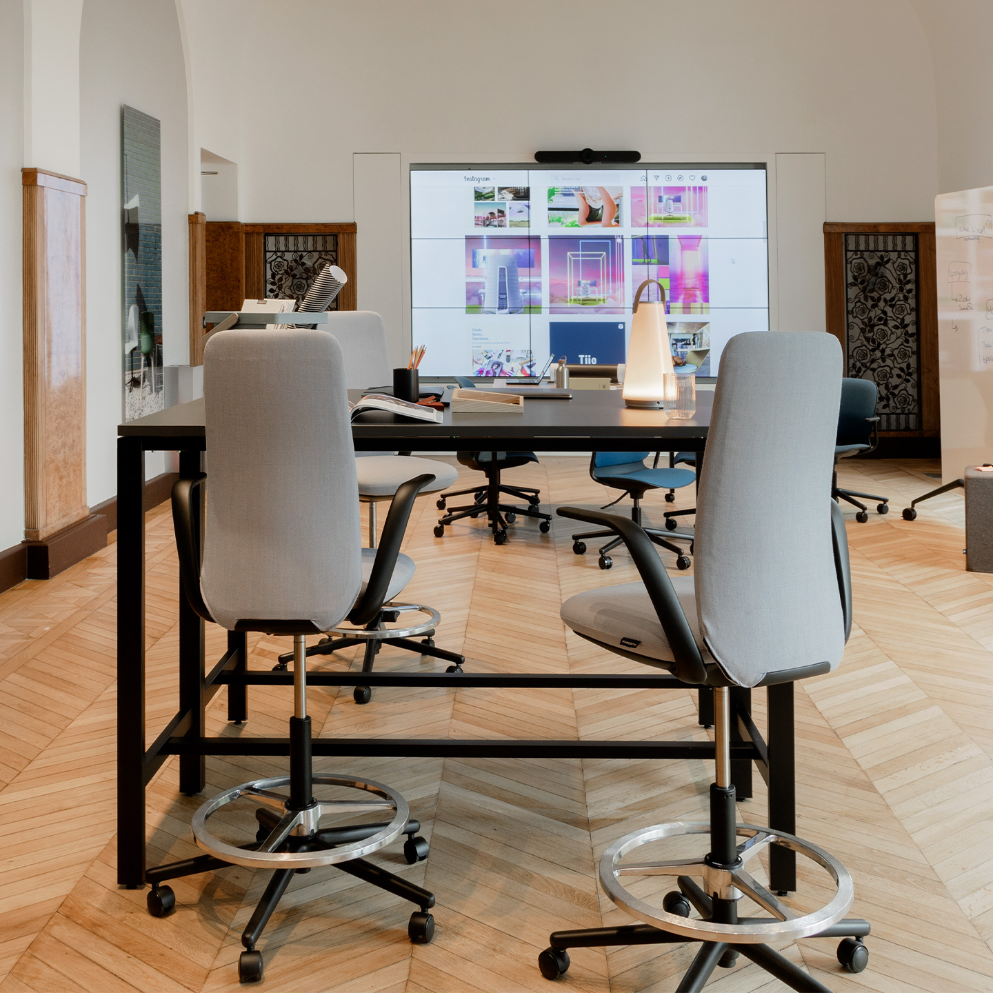 Nia Stool is an alternative to a task chair in an agile work environment, providing ergonomics features and comfort