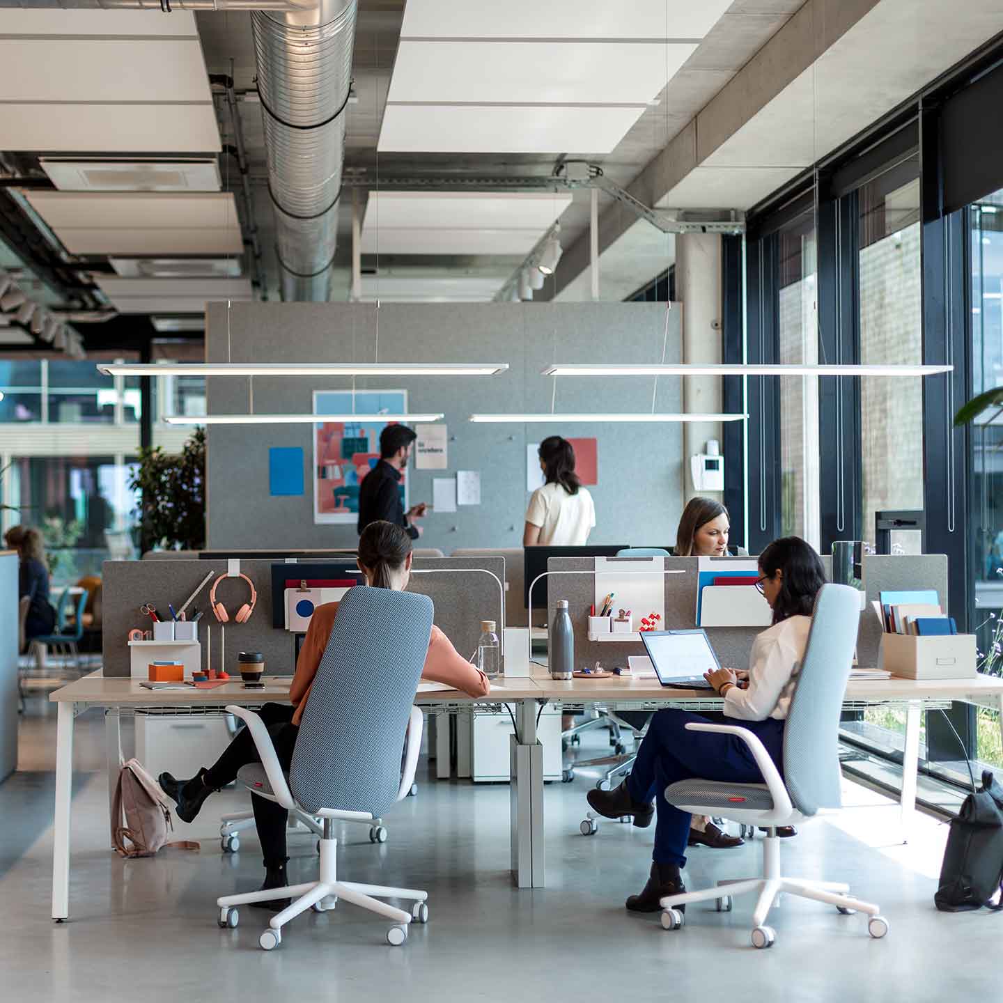 El taburete Nia es una alternativa a la silla clásica en espacios de trabajo ágiles, gracias a su ergonomía y comodidad.