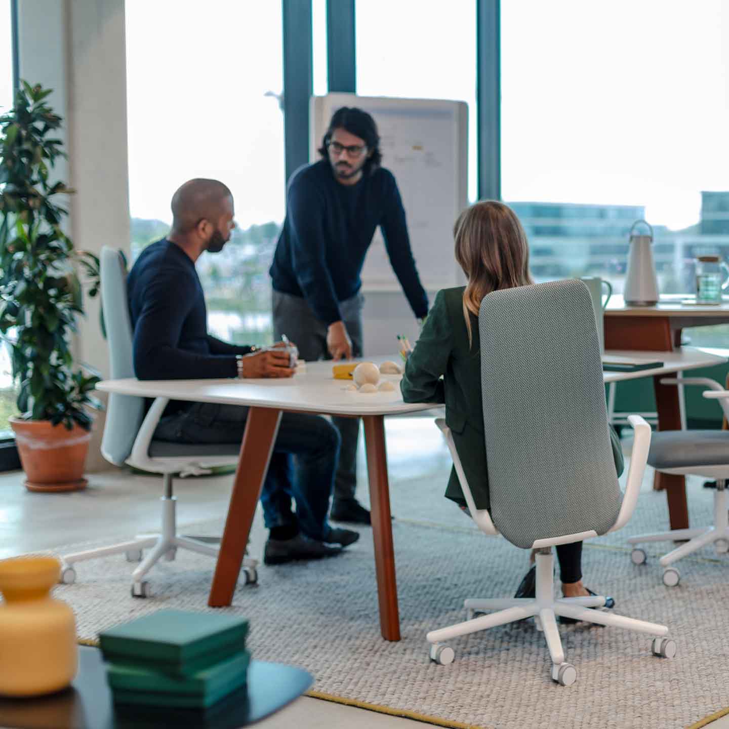 El taburete Nia es una alternativa a la silla clásica en espacios de trabajo ágiles, gracias a su ergonomía y comodidad.