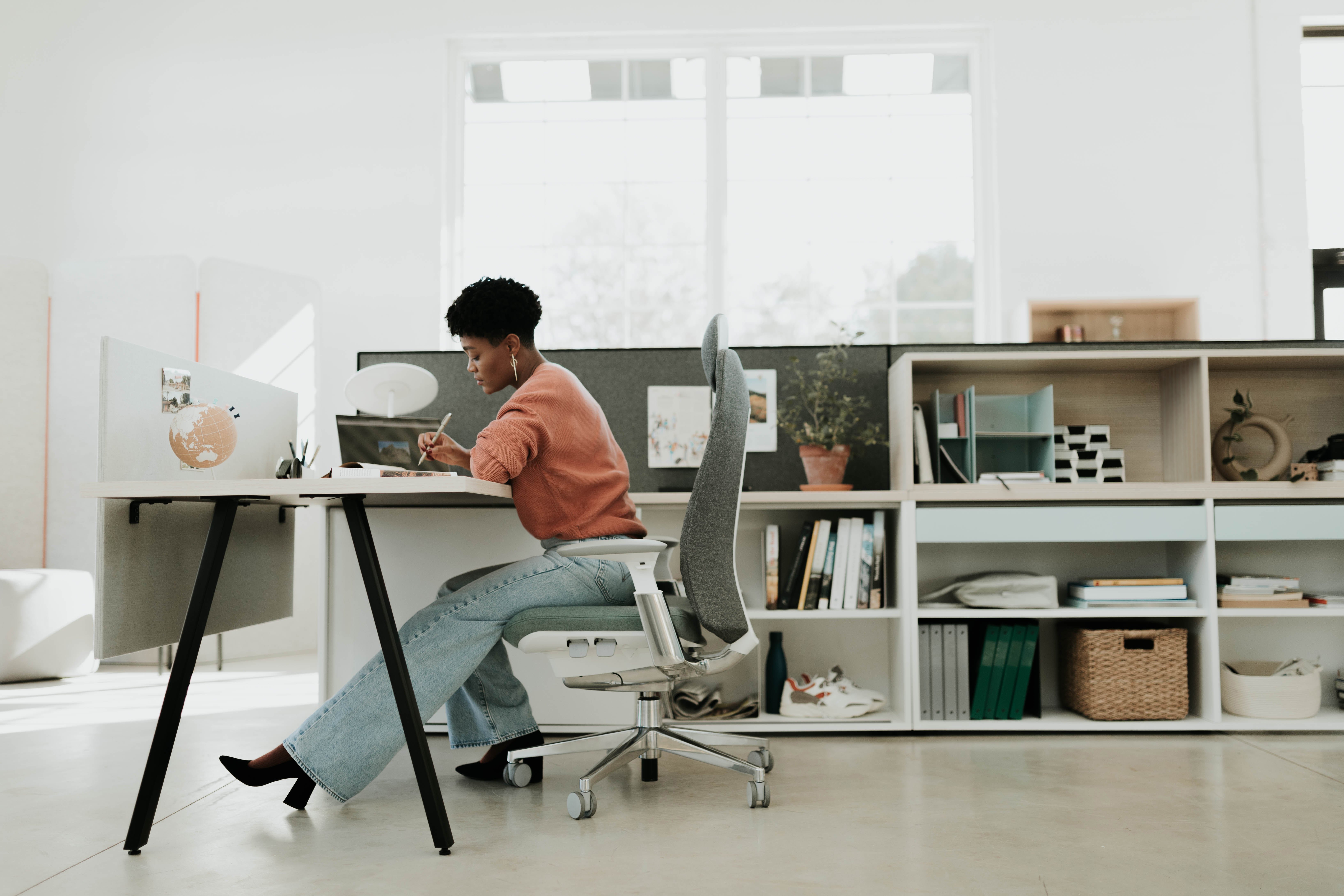 Be_Hold bookshelves in white at individual workspace with Fern chair. 