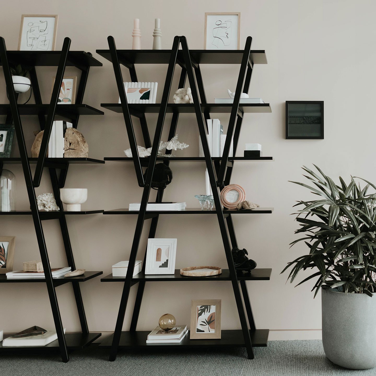 Two Nuvola Rossa shelves in black with décor. 