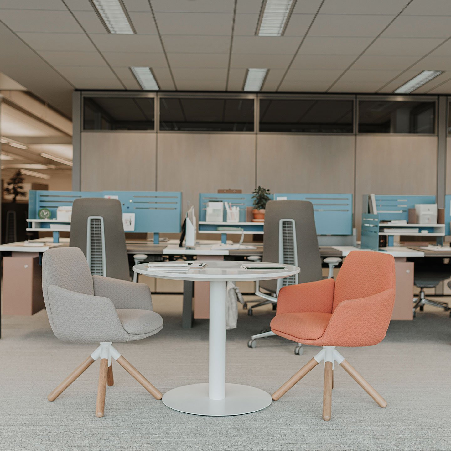 Haworth Planes Collaborative table with white top in an open office setting as a collaboration space