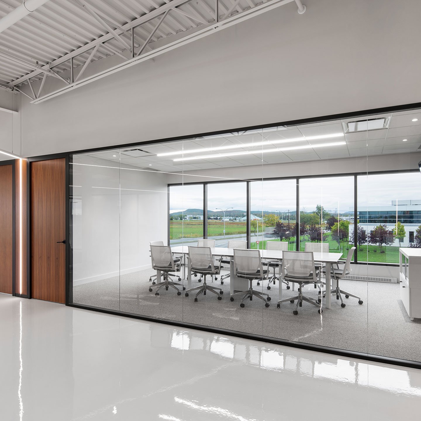 Haworth Enclose Frameless Glass Wall for meeting room with grey chairs and white table