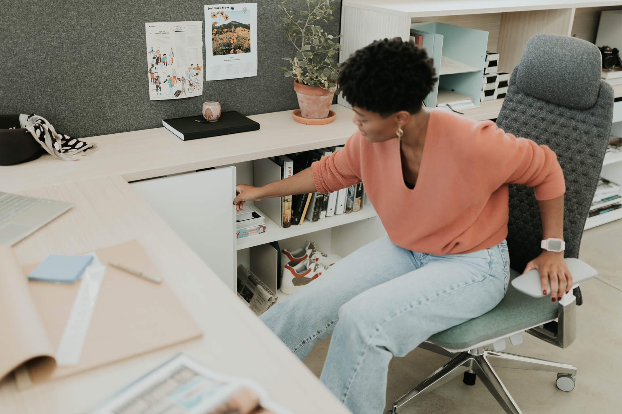 Haworth WindJames Surfaces with employee at desk in fern chair