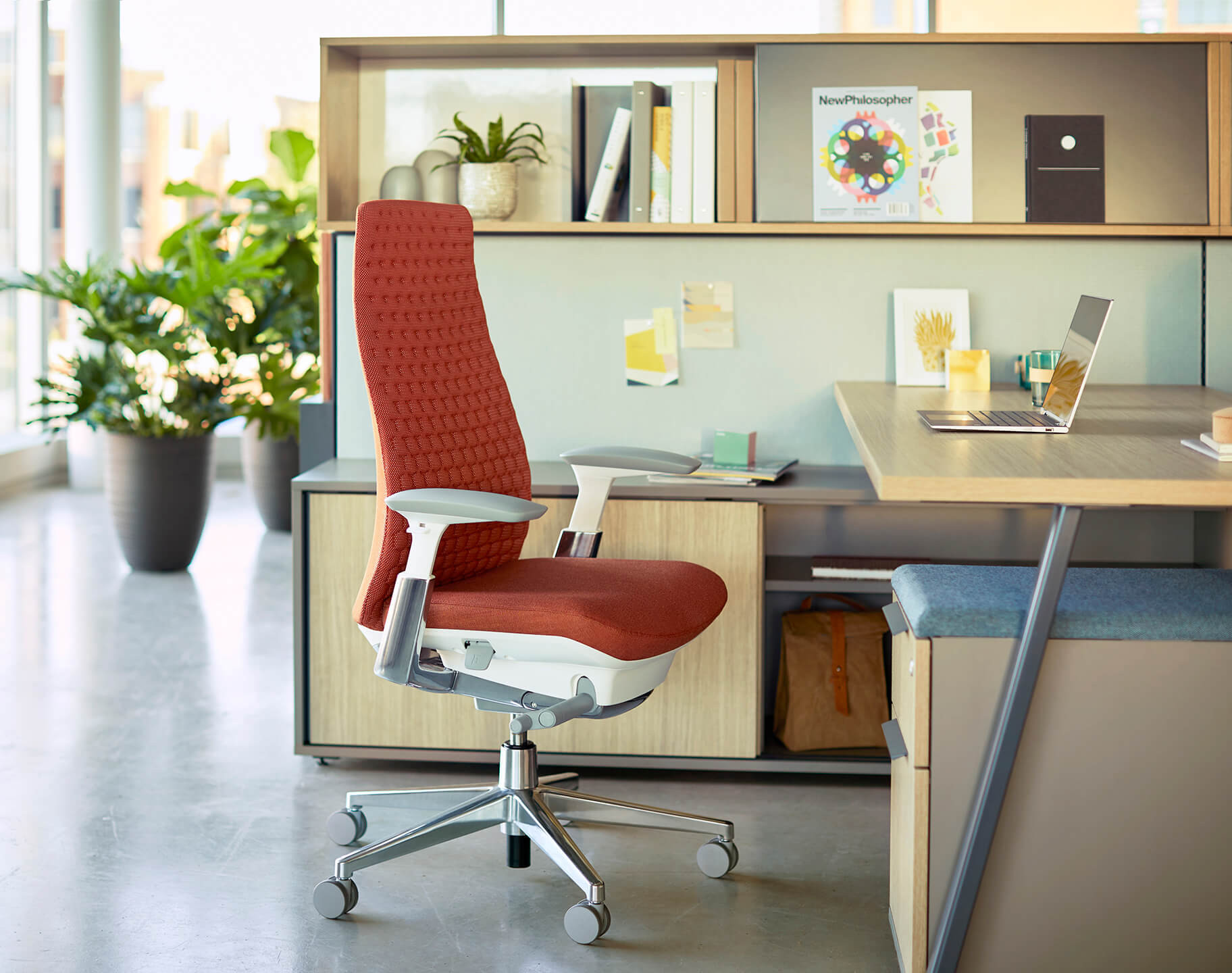 Haworth GR BusStation Surface showing fern chair at office desk