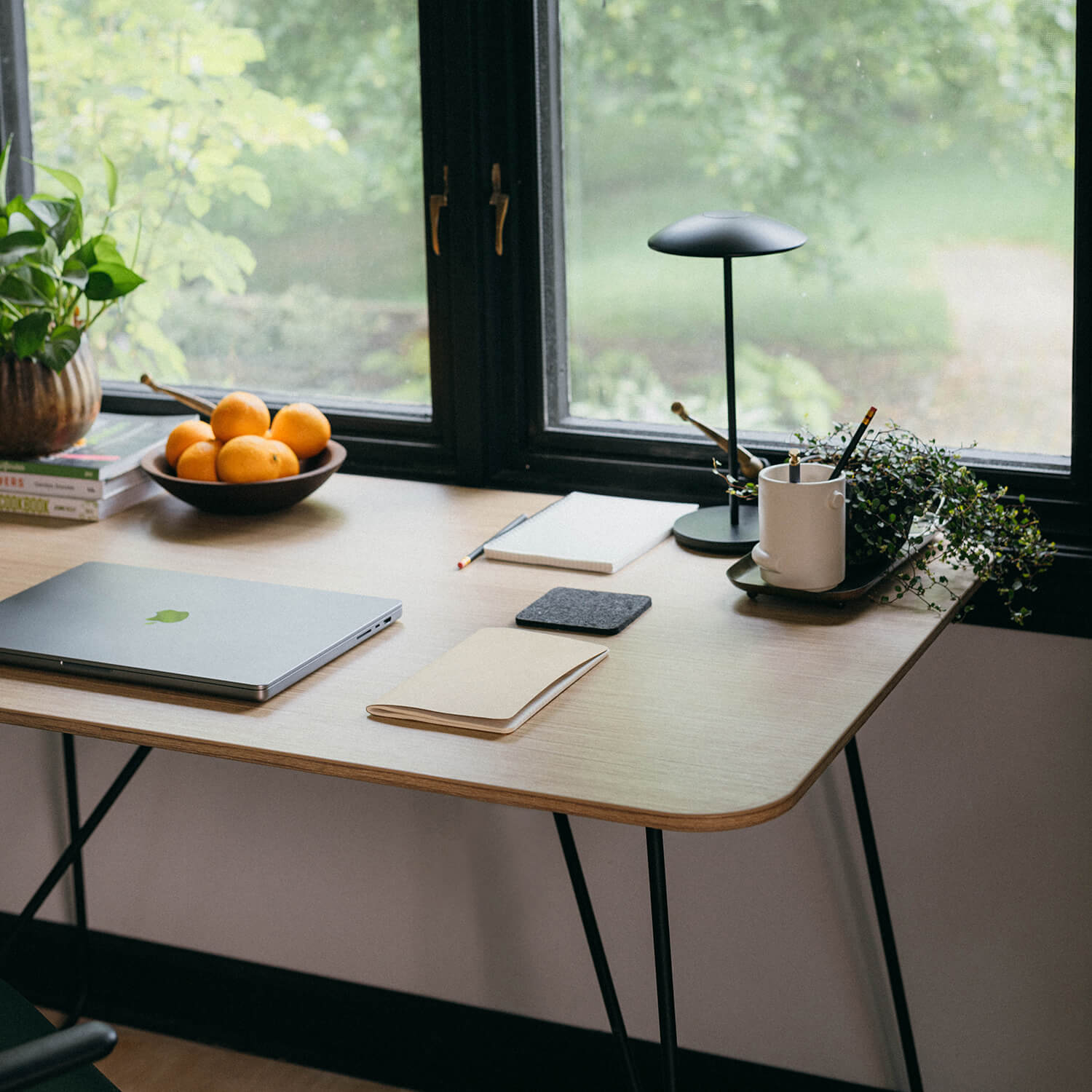 Market Wire Frame Desk - Landmark (H-KM) / Smooth Plaster (TR-PLS)